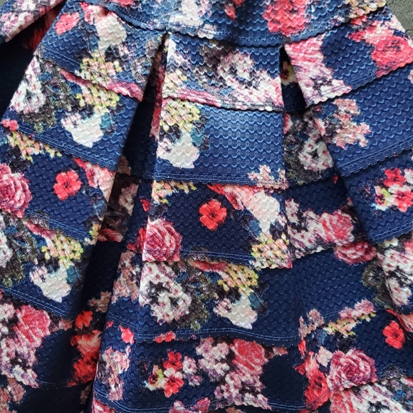⚡NWOT WOMEN'S FLOWER PATTERN PLEATED MINI SKIRT⚡ - Picture 2 of 4